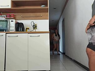 OMG sexo arriscado com amigo enquanto marido no banho quase pegos 😱🍑