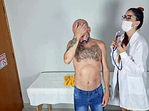 พยาบาลใจดีมาให้ยาในชุดยูนิฟอร์ม