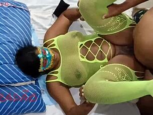 preta gostosa gemendo no pau com cumshot no cu e na boca, amadora latina bbw caseira