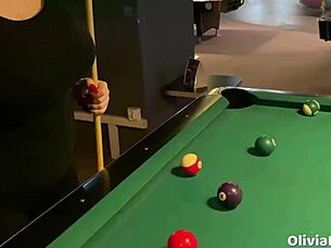 Billard wird zur schlammpigen Blowjob mit fetten Titten und Facial in der öffentlichen Kloschüssel