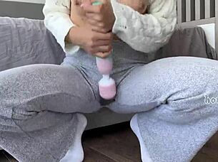 I feel so horny as big ass babe tries not to squirt in panties