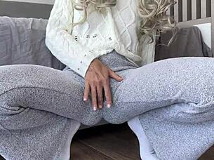 I feel so horny as big ass babe tries not to squirt in panties