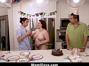 Τέλειο δώρο γενεθλίων freeuse χοντρής μητριάς στον θετό γιο