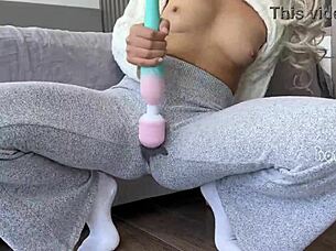 I feel so horny as big ass babe tries not to squirt in panties