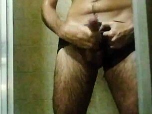 taking a bath and jerking off until i cum 😏
