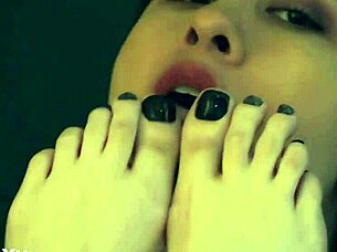 Come See Me Cumming Hard with My Pretty Feet Exposed