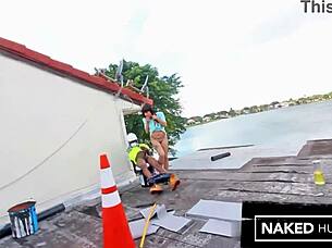 Whoa, this amazing MILF Dasani fucks the roofer on her Miami home rooftop 🍆🏠