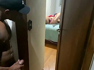 meu cunhado pegou eu me masturbando e socou todo o mastro dentro da minha bucetinha