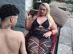 Bold Madastra Seduces Entiado with Huge Ass While Virgin Irmaozinho Spies Public Sex Pool Bondage
