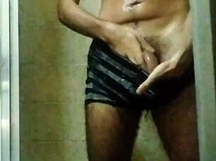 taking a bath and jerking off until i cum 😏