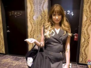 i'm pamela morrison rubbing my pussy