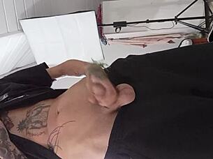 beating off in the street come drink my hot cum in your mouth 😏