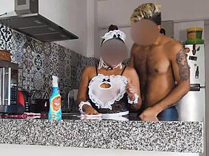 Ogroman kurac razvaljuje ženine sise i veliku guzu dok čisti kuhinju