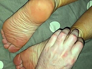 amateur chubby european woman with big ass gives barefoot fetish instruction