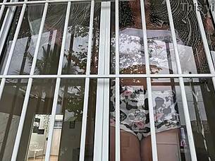 i cleaned the house in tight clothes and got cum in my mouth