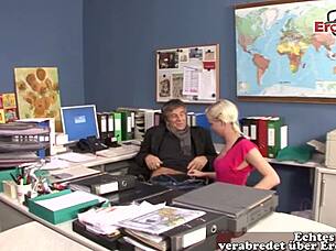 deutsche studentin, komm her, ich überrede dich zum sex im büro, flüsterte der lehrer der blonden teen.