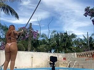 damn i stay all day like this when the bricklayer is here flashing big pussy!