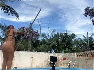 damn i stay all day like this when the bricklayer is here flashing big pussy!