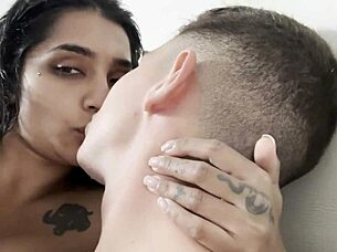 Yasmina khan tiene sexo con su compañero de piso en vídeo amateur con cum in mouth y creampie interracial.
