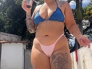 damn i stay all day like this when the bricklayer is here flashing big pussy!