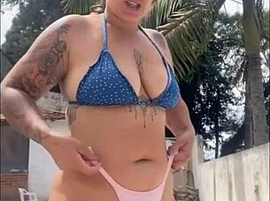 damn i stay all day like this when the bricklayer is here flashing big pussy!