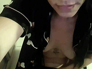 Safada Gosta De Pau Com Vontade De Sentar Em Uma Rola Gostosa Se Esfrega Toda Safada Com Buceta Molhada