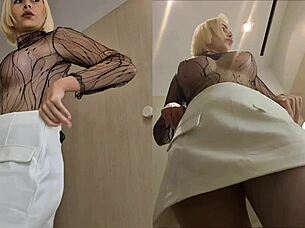 كاميرا مخفية تلتقط تنانير مرفوعة لثديين كبار في غرفة تغيير خارجية