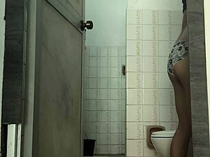 Domácí voyeur špehuju se v koupelně nahou