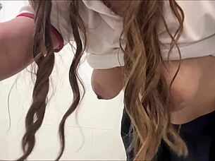 Padrastro pervertido sigue a nalgona al baño para follar su coño meado 😈🍑