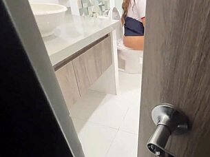 Padrastro pervertido sigue a nalgona al baño para follar su coño meado 😈🍑