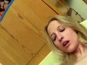 Hei, se hvordan ung 18+ kar forfører moden blondine og knuller villt!