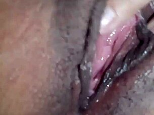 SOLO PARA TI, EBONY babe RUBS her BIG ASS and PUSSY!