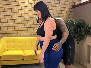 Curvy Colombian milf tempts with big ass ready for cum-filled licking adventure