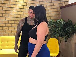 Curvy Colombian milf tempts with big ass ready for cum-filled licking adventure