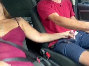 pagando minha corrida no carro até chegar na praia de nudismo e à noite ainda enfiei o dedo no cu gostoso na chamada