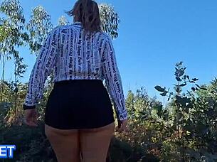 Sexy blondýnka sekretářka v minisukni olejovaná na venkovní prdelní hru