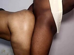 Černý ninja tvrdě ošuká křivkovitou ebony sousedku v koupelně obrovským čurákem a stříká