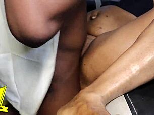 Černý ninja tvrdě ošuká křivkovitou ebony sousedku v koupelně obrovským čurákem a stříká