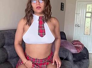 Morena En Uniforme Se Masturba Intensamente En La Sala Con Pasión Desenfrenada!