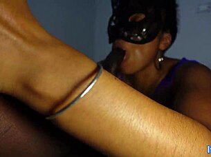 Hey babe, guarda come mi bagno mentre sto succhiando questo lungo cazzo in close-up orgasm action?