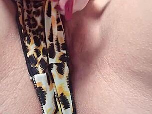 i feel like a prostitute showing my natural tits and big ass solo