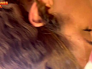 Sabrina Bolt novinha da rocinha prostituta de 18 anos levando os coroas � loucura socada quase chorando pica em copacabana Sabrina Bolt!