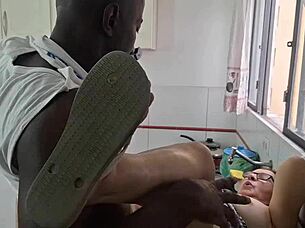 negão chupou em cima da pia e fodeu no sofá com pau preto grande