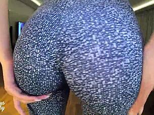 legging marking my cameltoe, i'm ready for cum in my tight pussy... wanna join?