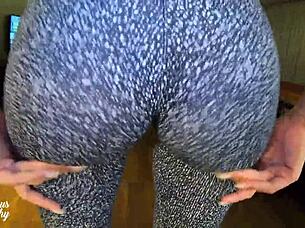 legging marking my cameltoe, i'm ready for cum in my tight pussy... wanna join?