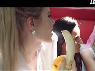 Sexy Brünette in leidenschaftlichem Lesben-Sex auf Autohinterbank bei outdoor Gruppensex