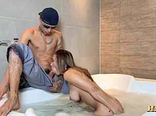 O meu patrão mandou eu ir arrumar a hidro mas a patroa estava na piscina peladinha