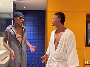 O meu patrão mandou eu ir arrumar a hidro mas a patroa estava na piscina peladinha