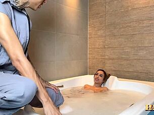 O meu patrão mandou eu ir arrumar a hidro mas a patroa estava na piscina peladinha