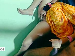 Horny Housewife Gets Rough Fucking from Boyfriend in Homemade Bangladeshi Sex